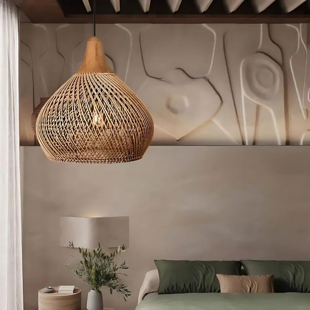 Przytulna lampa wisząca rattanowa boho, tworzy unikalną atmosferę. Wystrój wnętrz z naturalnych materiałów.