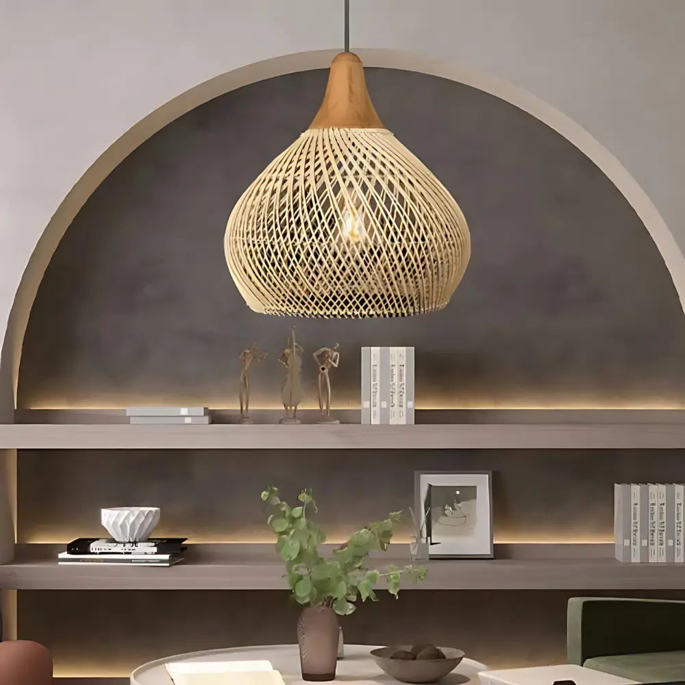 Designerska lampa rattanowa boho, ręcznie pleciona. Naturalne materiały do wystroju wnętrz, oświetlenie sufitowe.