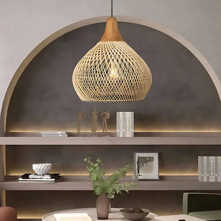 Designerska lampa rattanowa boho, ręcznie pleciona. Naturalne materiały do wystroju wnętrz, oświetlenie sufitowe.