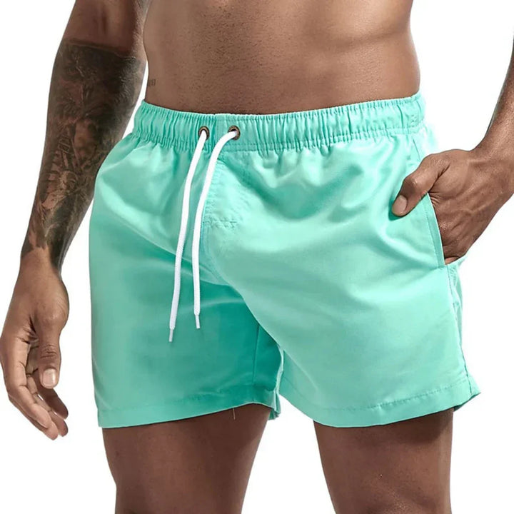 Męskie kąpielówki poliestrowe, lekkie i szybkoschnące, na plażę, basen i sporty wodne. Modny design.