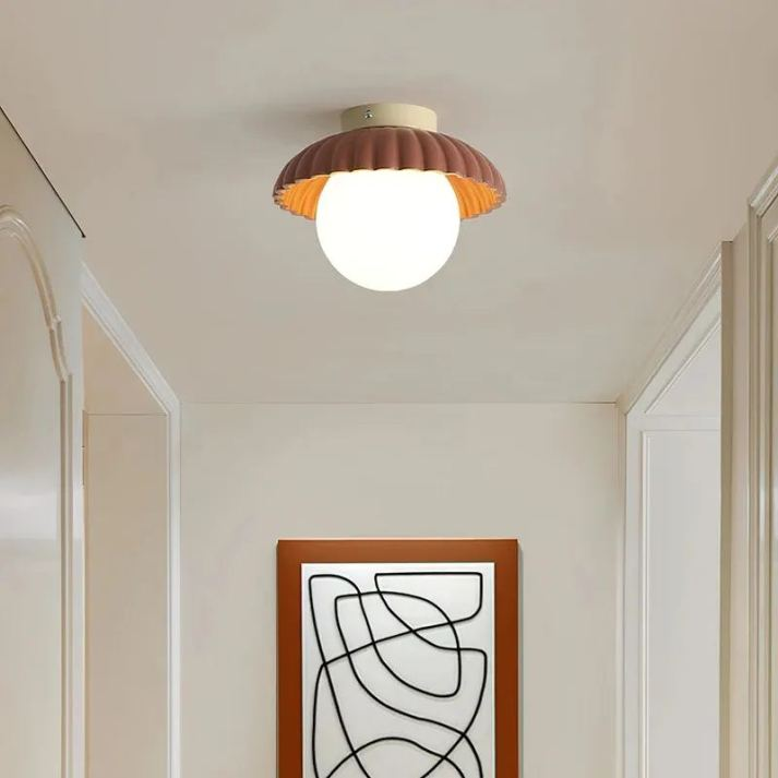 Lampa sufitowa z mlecznym szklanym kloszem i metalową podstawą. Ciepłe światło, idealna do przedpokoju.