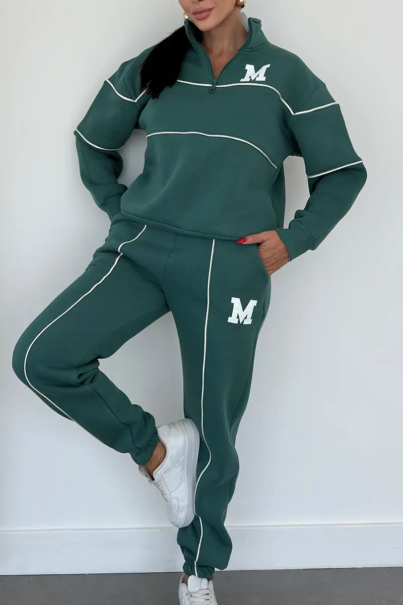 Stylowy komplet damski dresowy z kontrastowymi liniami, luźny krój, modny wybór do streetwearu.