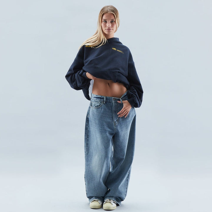 Damska bluza oversize z kapturem i napisem, luźny krój idealny na co dzień. Modna i wygodna.