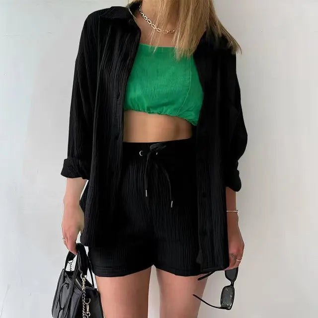Modelka w damskim letnim komplecie plisowanym. Swobodny styl i komfort na letnie dni.