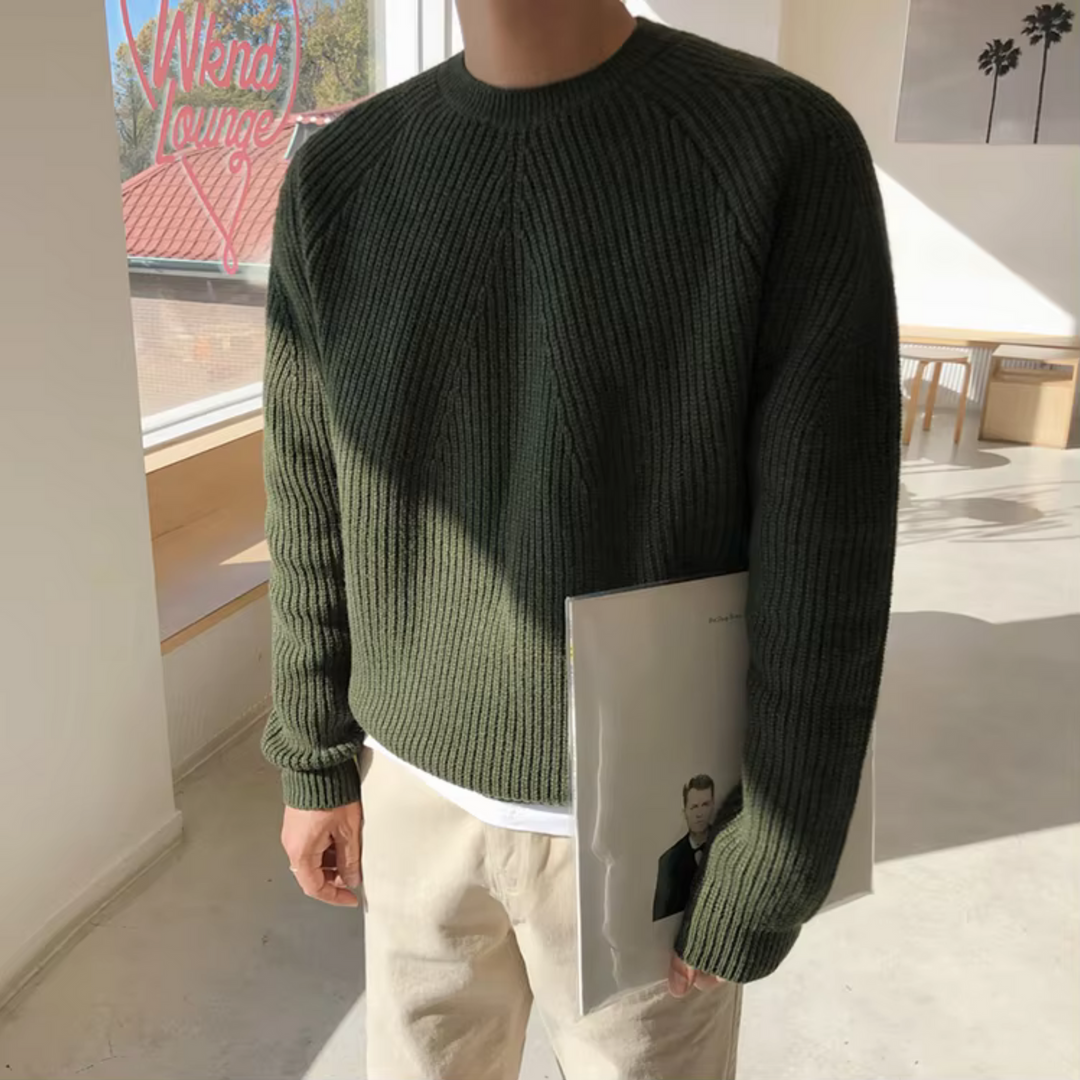 Casualowy sweter męski z okrągłym dekoltem. Luźny krój zapewnia wygodę i modny wygląd.
