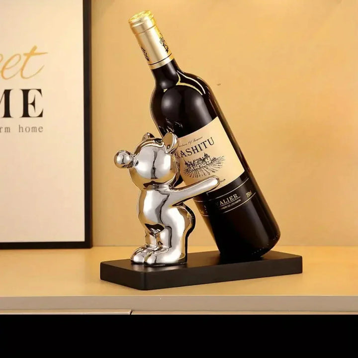 Elegancki metalowy stojak na wino miś, urocza figurka do jadalni. Stylowy organizer na butelkę.