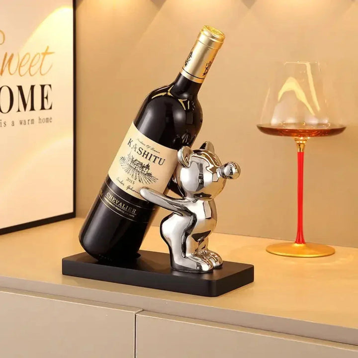 Uroczy stojak na wino w kształcie misia, metalowa dekoracja domu. Stylowy organizer do baru domowego.