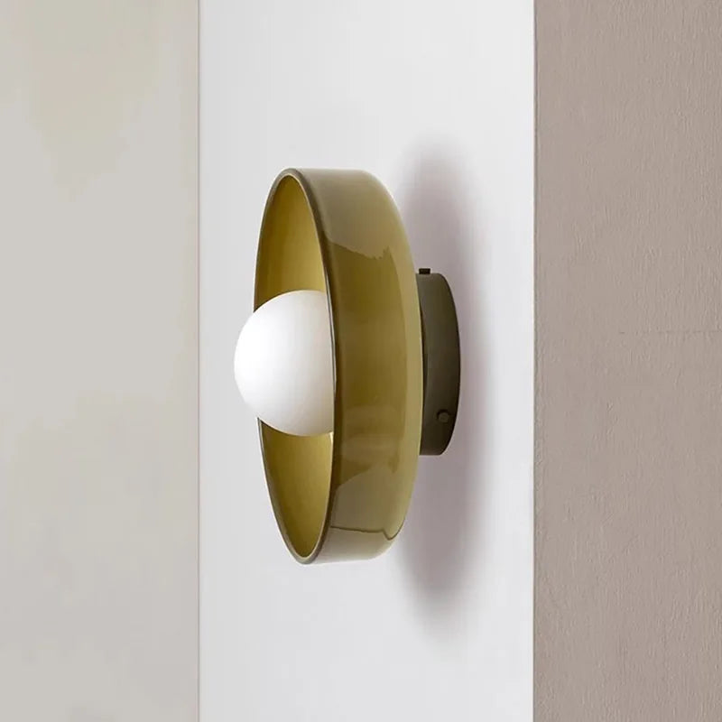 Elegancka lampa ścienna zewnętrzna na balkon, nowoczesna dekoracja i funkcjonalne oświetlenie.