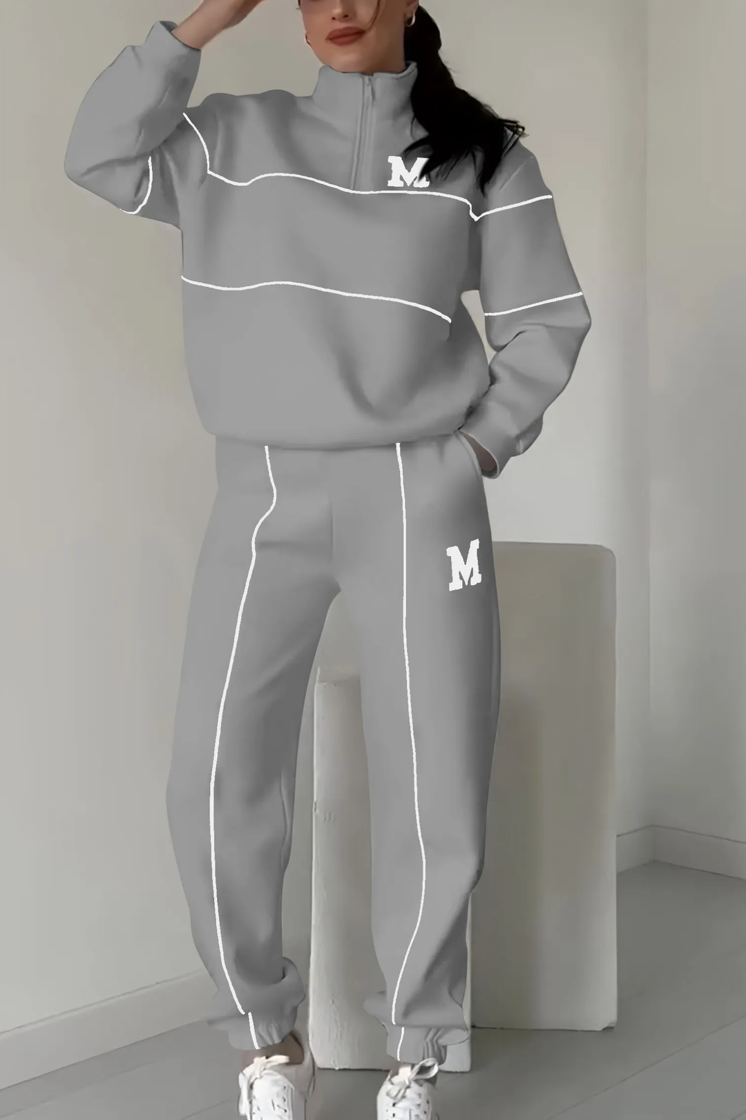 Damski dres sportowy z kontrastowymi liniami, luźny krój, idealny komplet loungewear na co dzień.