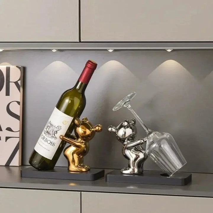 Designerski stojak na wino z figurką misia. Idealny prezent dla winiarza, metalowy wieszak na butelki.