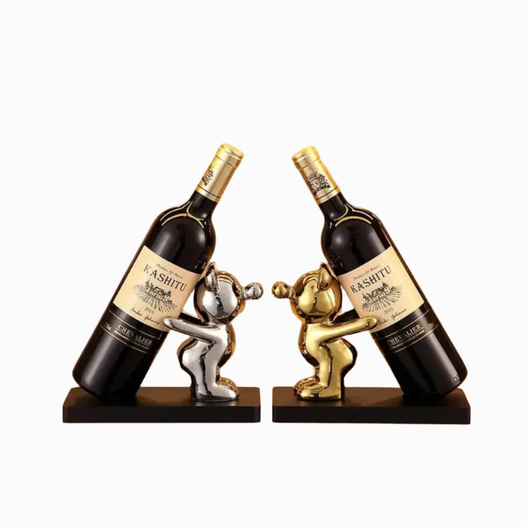 Metalowy stojak na wino miś, urocza dekoracja do kuchni i jadalni. Elegancki organizer na butelki.
