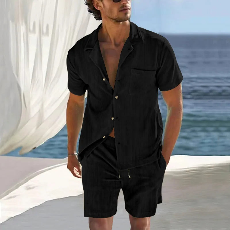 Stylowy męski zestaw na lato: lekka koszula i szorty. Komplet casual, doskonały na upalne dni i podróże.