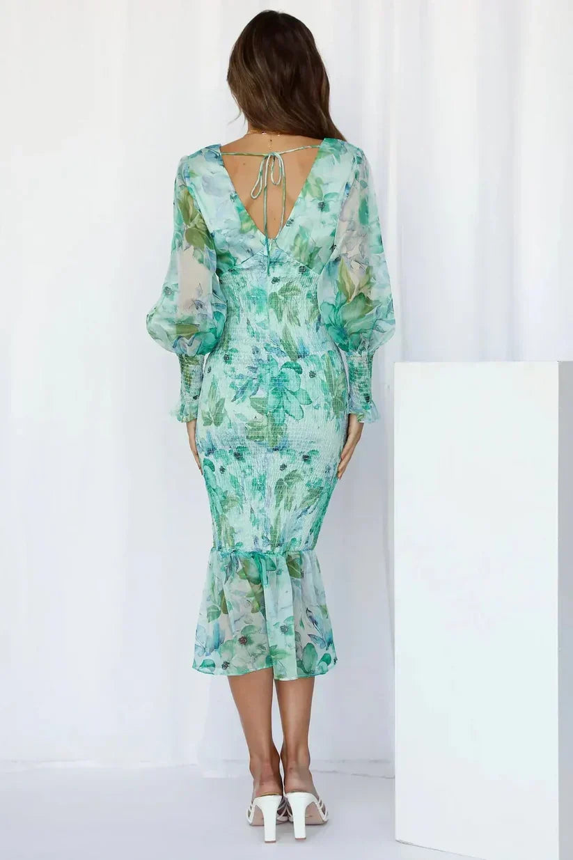 Różowa, drapowana sukienka maxi damska, modna propozycja na letnie wesele i eleganckie przyjęcie.