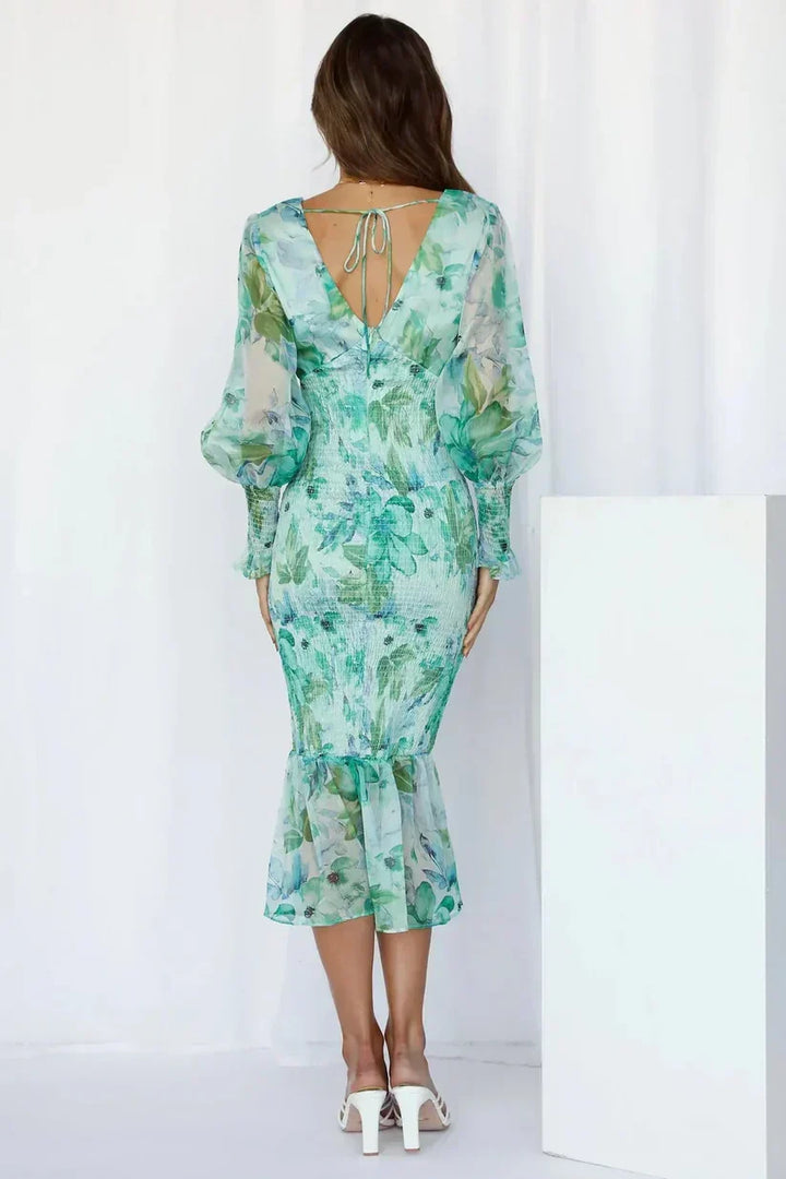 Różowa, drapowana sukienka maxi damska, modna propozycja na letnie wesele i eleganckie przyjęcie.