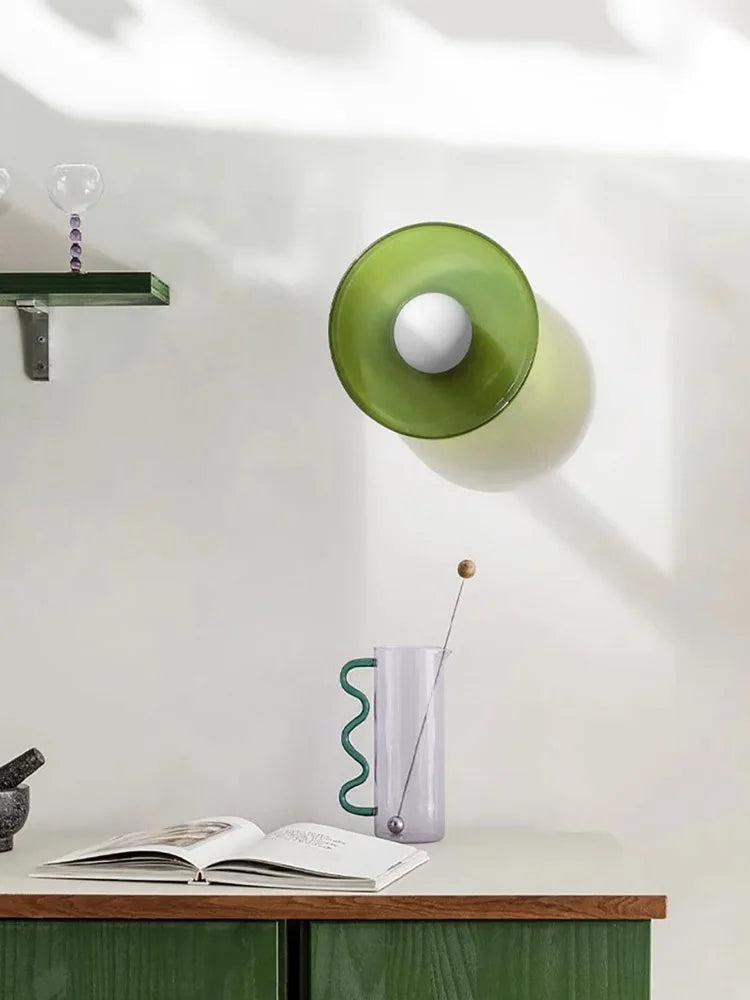 Stylowa lampa ścienna do przedpokoju, oświetlenie dekoracyjne, minimalistyczny design.
