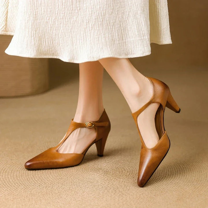Klasyczne damskie czółenka z zakrytymi palcami, idealne do eleganckich stylizacji. Buty na obcasie.