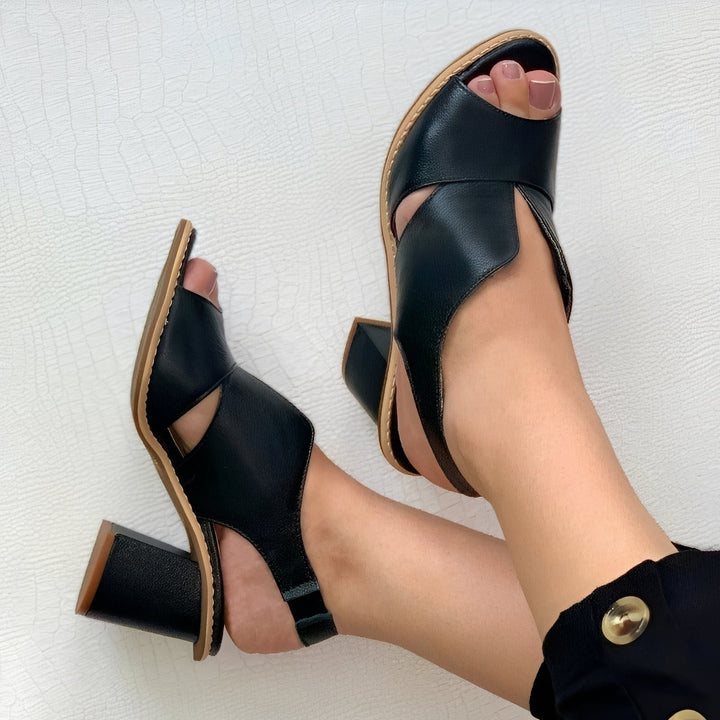 Kolorowe modne sandały damskie peep-toe, uniwersalne i wygodne na ciepłe dni.