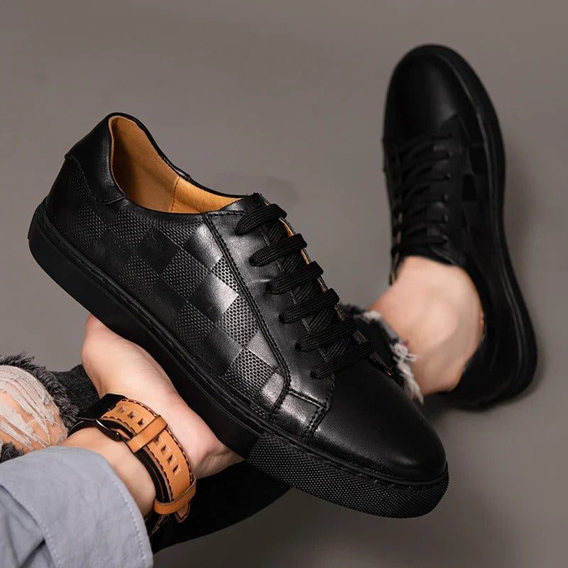 Czarne męskie sneakersy o nowoczesnym designie, wygodne buty idealne na casualowe wyjścia i do pracy.