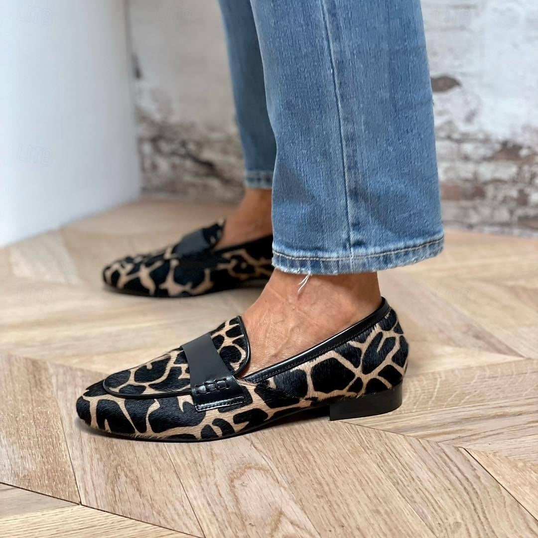 Damskie komfortowe loafersy z czarnymi detalami. Eleganckie i uniwersalne buty do codziennych stylizacji.