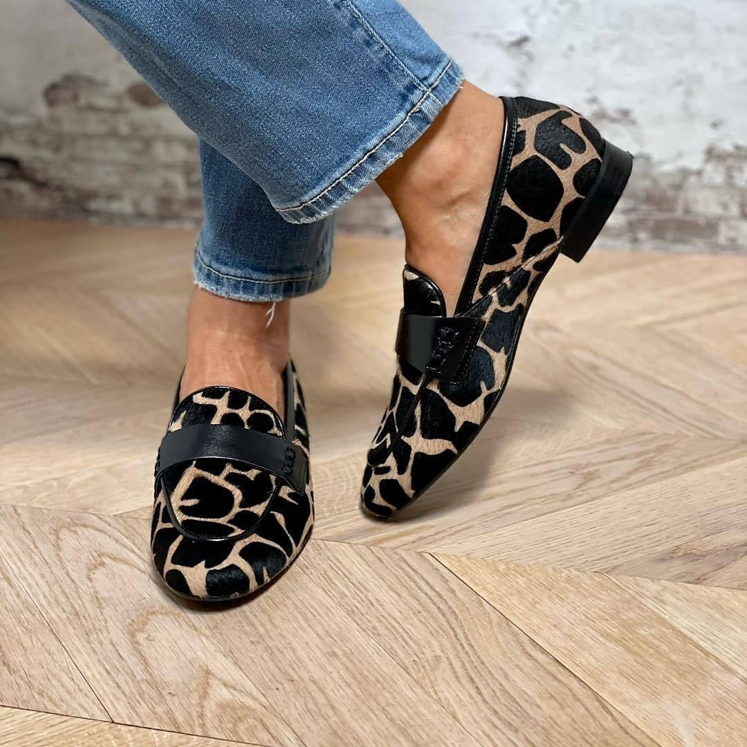 Modne damskie loafersy w czerni, idealne na wiosnę i jesień. Wygodne obuwie casualowe i do biura.