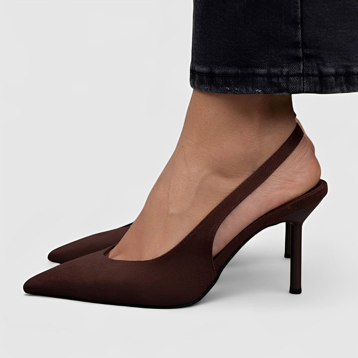 Stylowe czarne szpilki damskie z ostrym noskiem i smukłym obcasem. Perfekcyjne do eleganckich stylizacji.