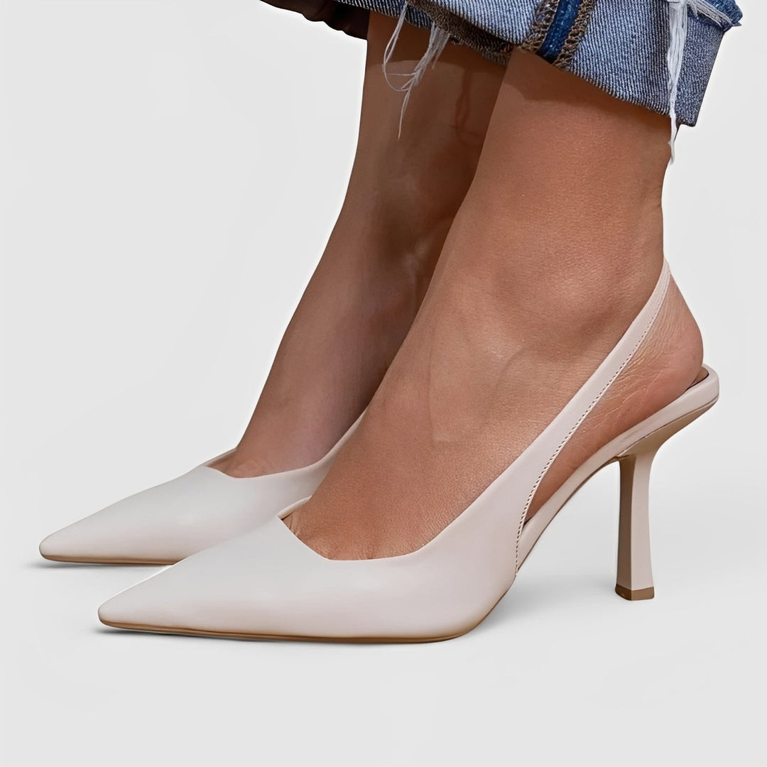 Czarne damskie szpilki z ostrym noskiem i wysokim obcasem. Eleganckie buty, idealne na wieczór i do biura.
