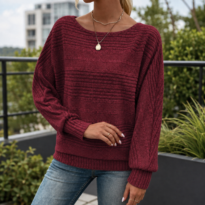 Nowoczesny sweter damski prążkowany, luźny krój. Idealny do zimowych stylizacji, moda casual i na co dzień.