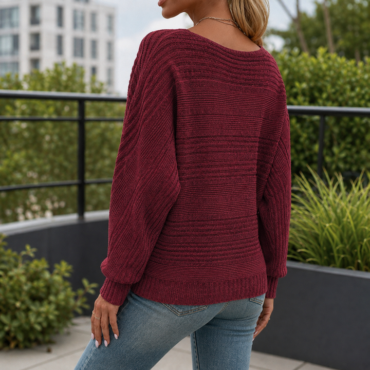 Stylowy sweter damski prążkowany, luźny fason. Modna bluzka na jesień i zimę do casualowych stylizacji.
