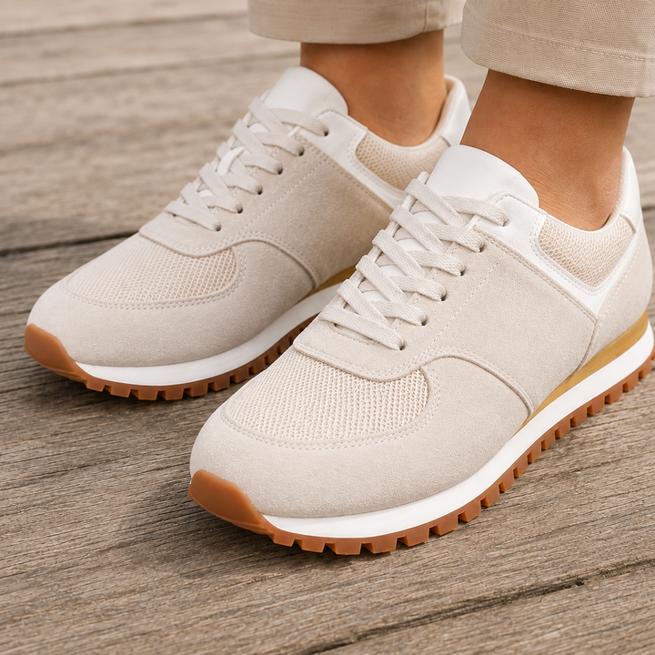 Sznurowane uniseks sneakersy retro, widok z boku. Wygodne obuwie sportowe, granatowe.