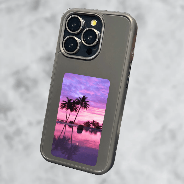 Stylowe etui PixelShell na iPhone. Interaktywny pokrowiec z personalizowanym ekranem e-ink. Designerski futerał.