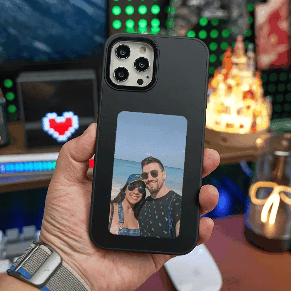 Etui PixelShell na iPhone z personalizowaną galerią zdjęć e-ink. Interaktywna ochrona telefonu.