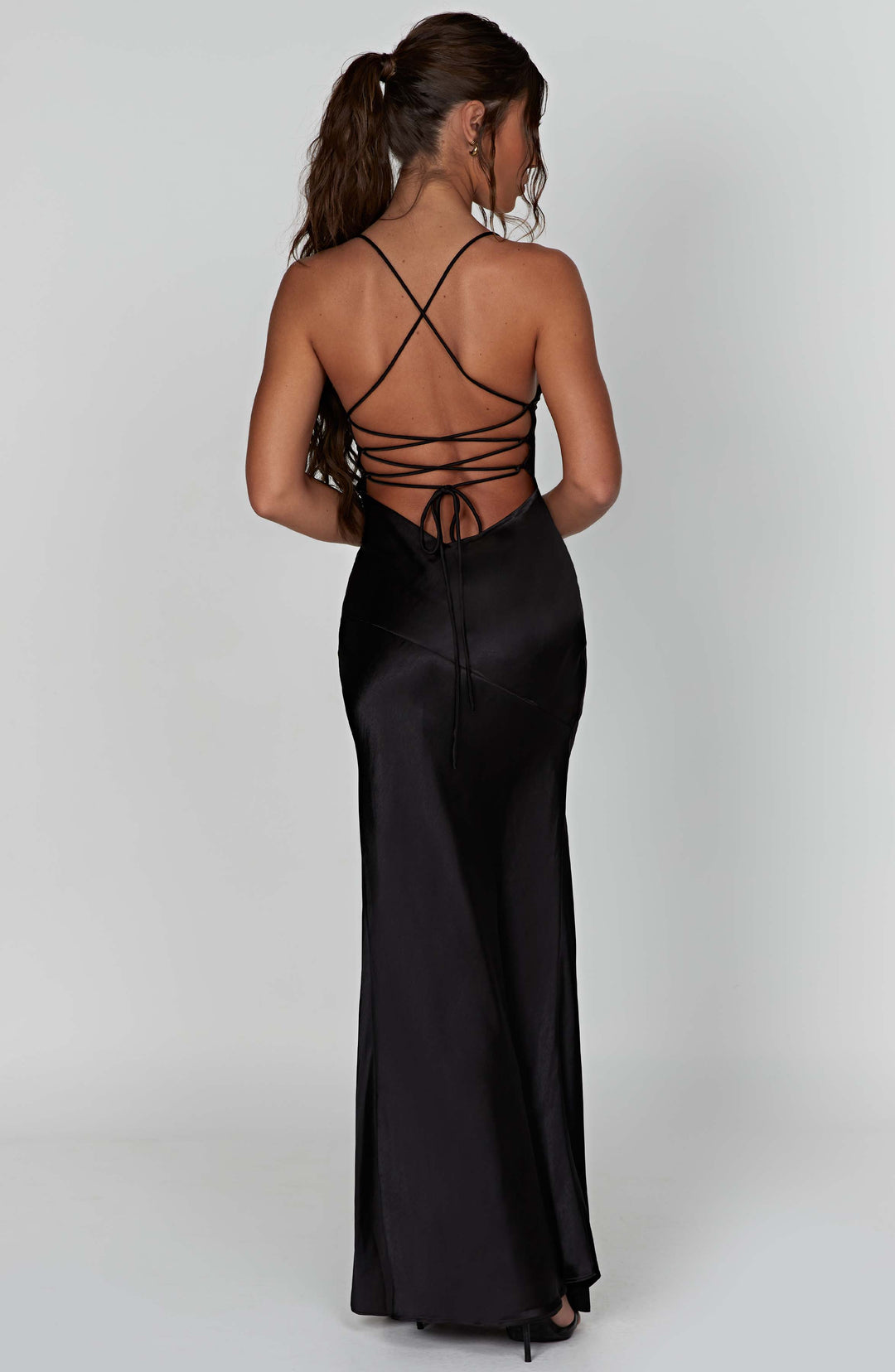 Modna sukienka maxi na ramiączkach z rozcięciem, elegancka na wieczorne wyjścia.