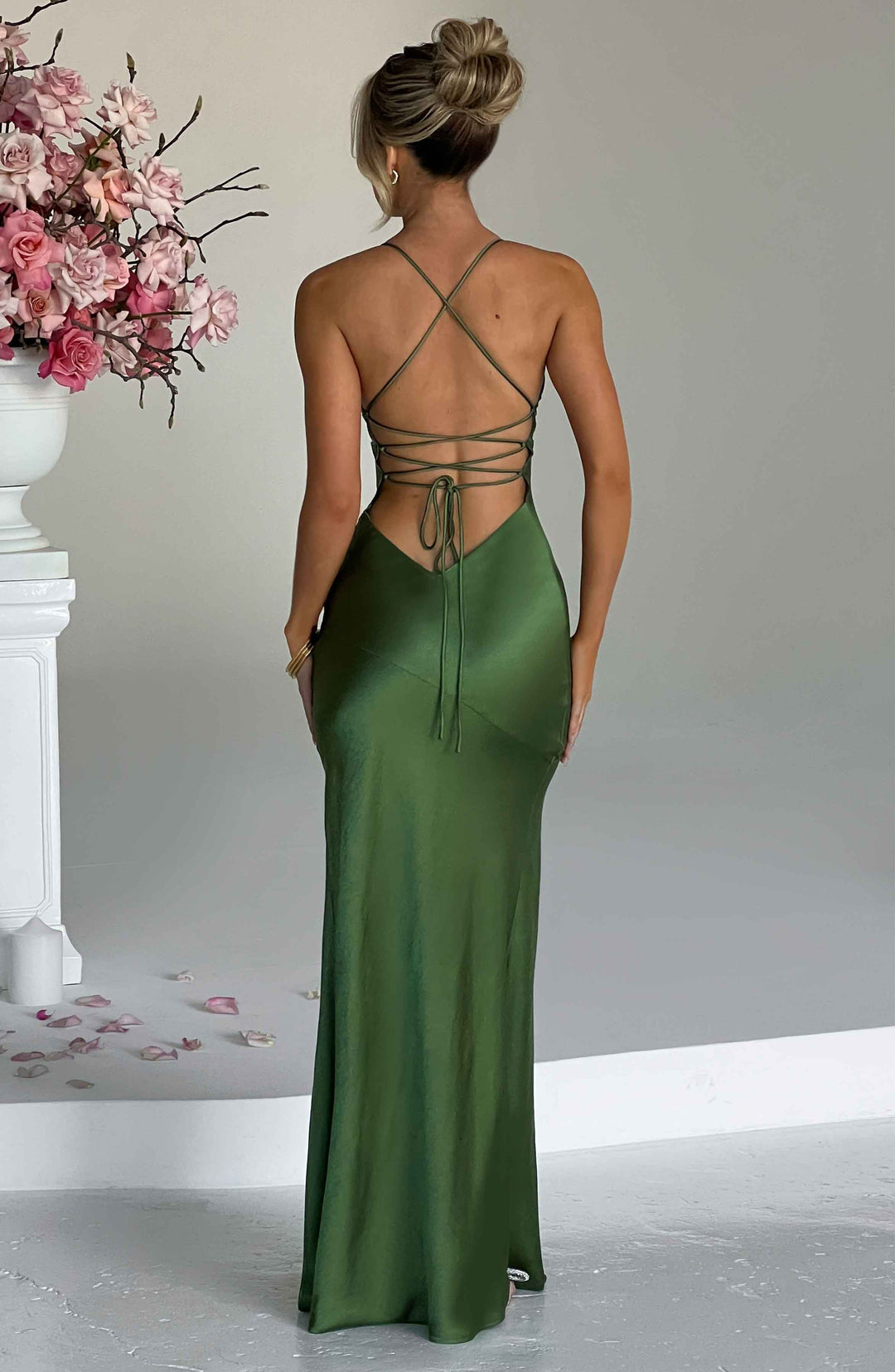 Wieczorowa sukienka maxi, na ramiączkach, z eleganckim rozcięciem, widok boczny.