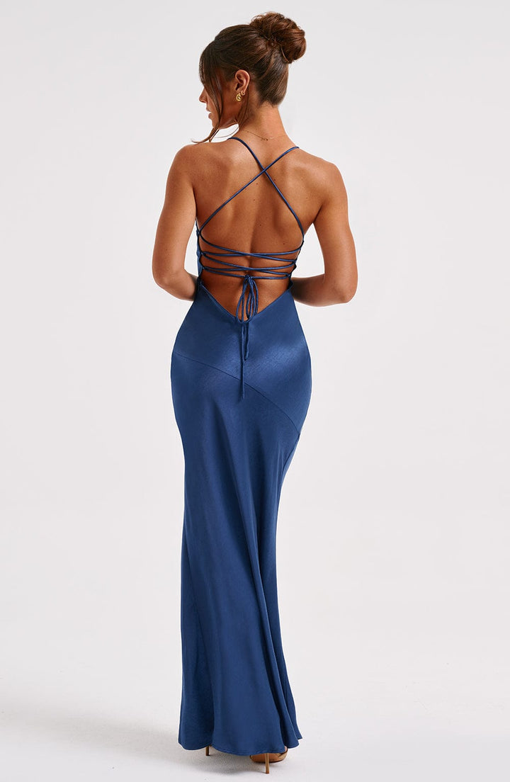 Czarna sukienka maxi damska, na ramiączkach, z bocznym rozcięciem, elegancka.