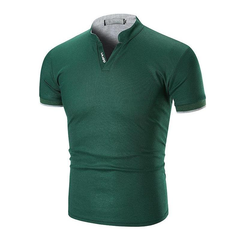 Koszulka męska polo z krótkim rękawem, dekoltem w serek i podwyższoną stójką. Wygodna, casualowa elegancja.