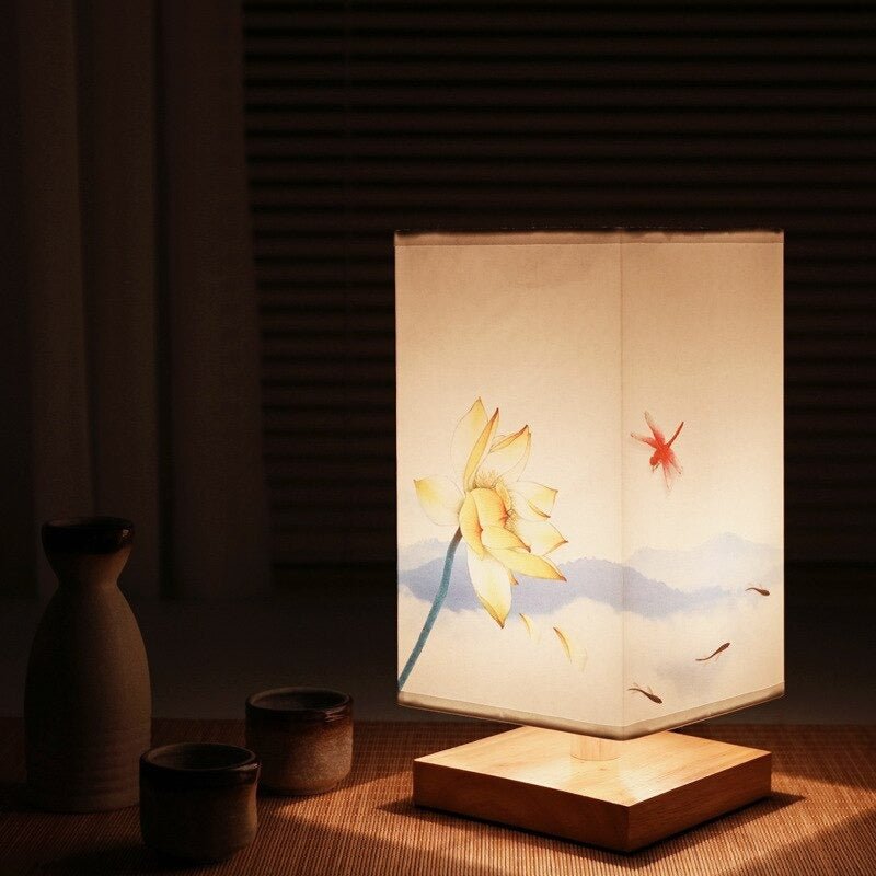 HikariGlow: minimalistyczna lampa stołowa. Skandynawski design spotyka japoński styl w drewnianej oprawie.