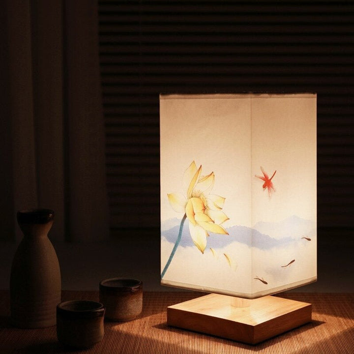 HikariGlow: minimalistyczna lampa stołowa. Skandynawski design spotyka japoński styl w drewnianej oprawie.