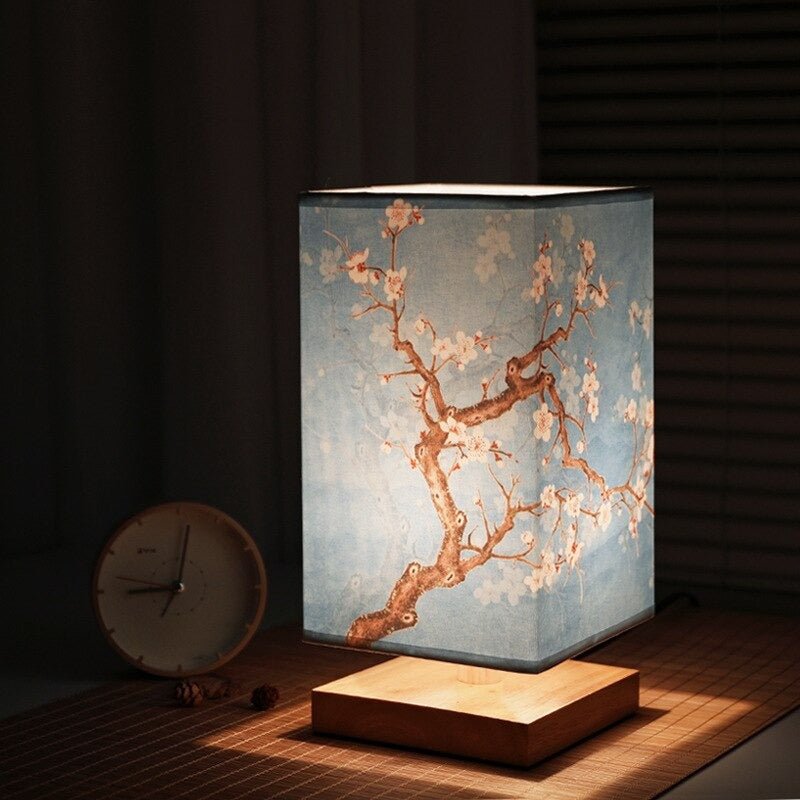 Designerska lampa stołowa HikariGlow. Eleganckie połączenie japońskiego minimalizmu i skandynawskiego drewna.