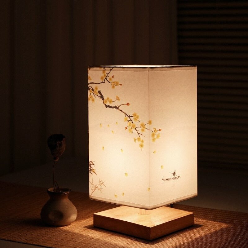 Oświetlenie dekoracyjne: lampa HikariGlow. Nowoczesna drewniana lampa stołowa z duszą japońskiego designu.