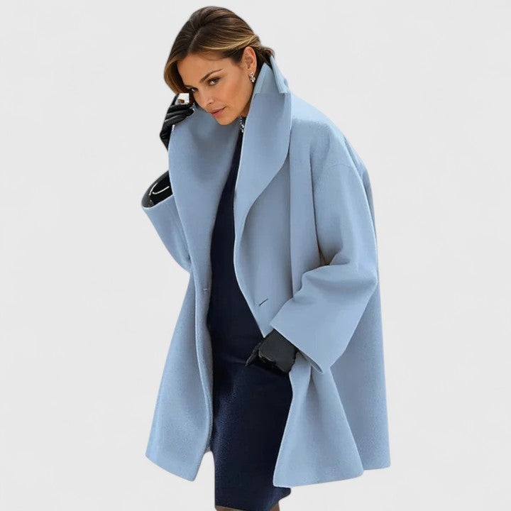 Klasyczny kołnierz i eleganckie guziki damskiego płaszcza. Detale podkreślające modny styl i ponadczasowy design.