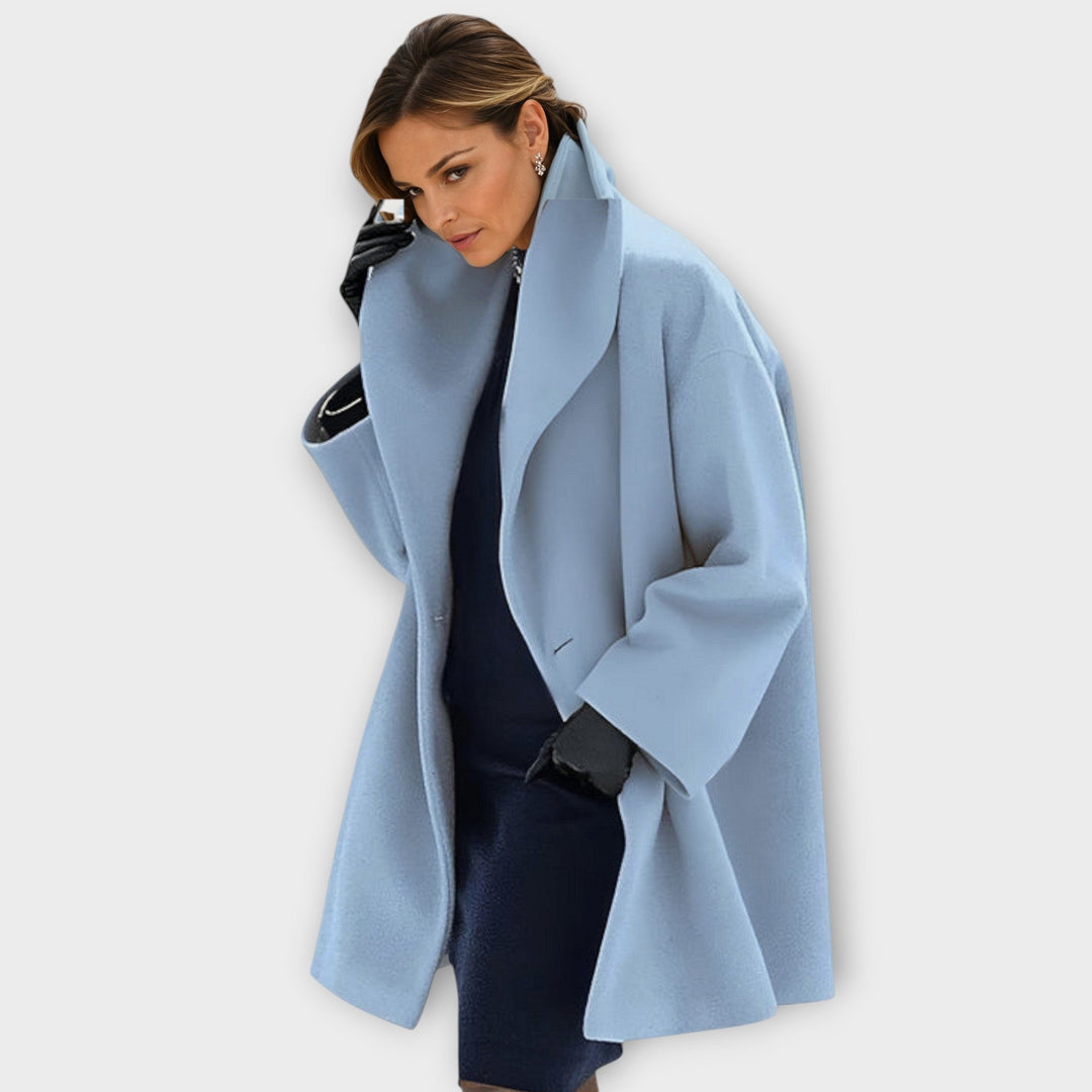 Elegancki damski płaszcz wełniany na jesień/zimę. Minimalistyczny, ciepły krój oversize z okrągłym kołnierzem.