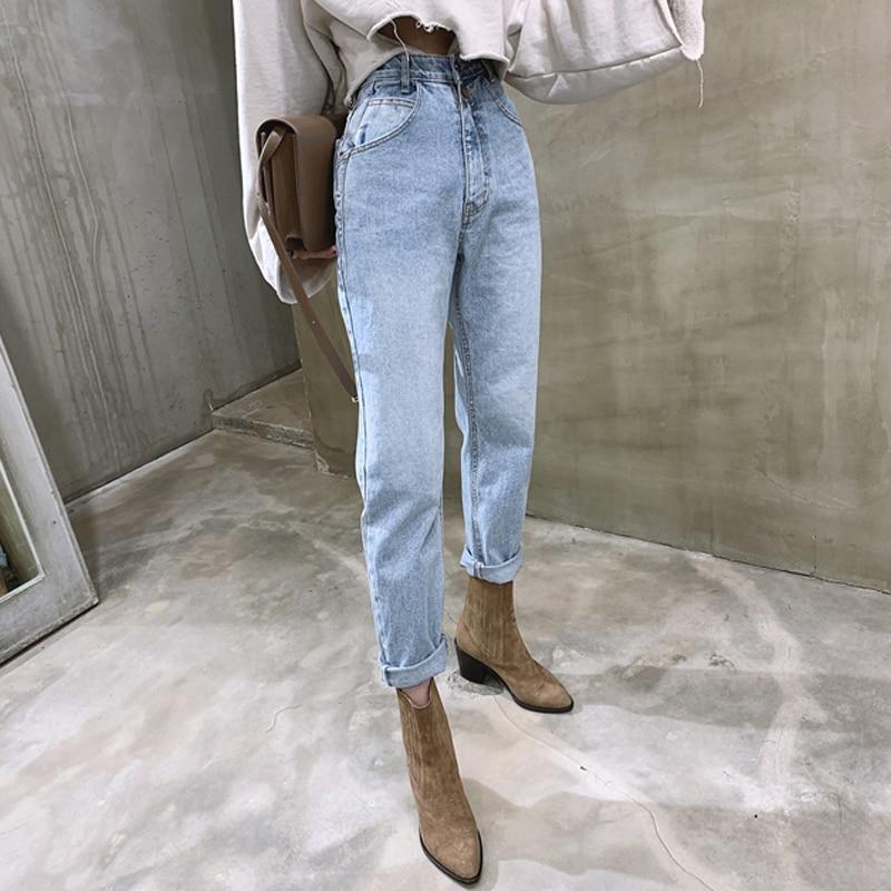Niebieskie jeansy damskie slouchy, wysoki stan, szerokie nogawki, zapewniające swobodę ruchu i styl.