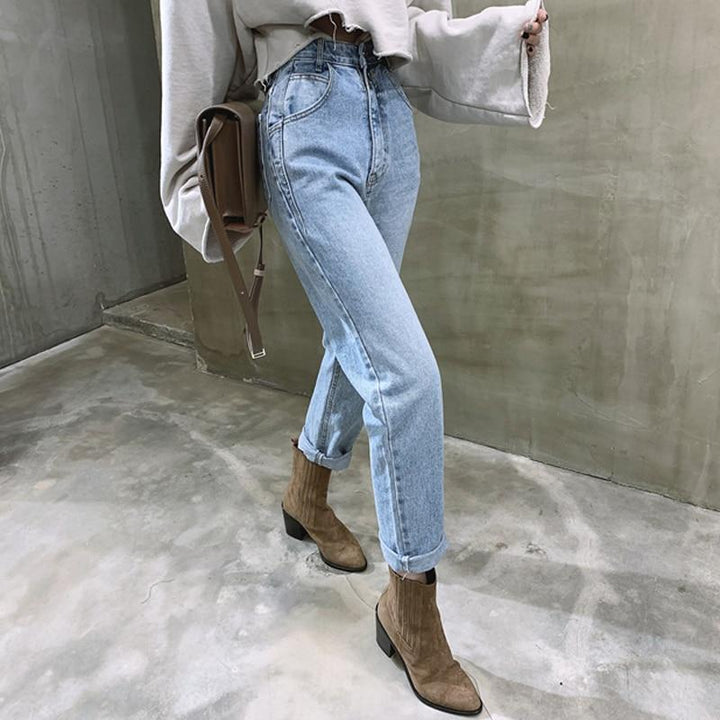 Modne jeansy damskie slouchy z wysokim stanem. Stylowe, luźne nogawki, casualowe spodnie dla kobiet.