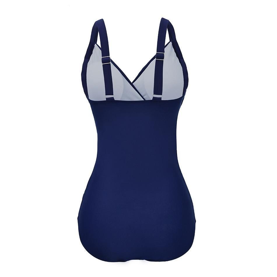 Stylowy jednoczęściowy strój kąpielowy damski z marszczeniami. Klasyczna moda plażowa dla eleganckich kobiet.