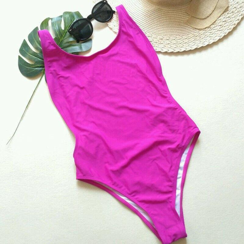 Elegancki damski kostium kąpielowy monokini z wyciętymi figami, regulowanymi ramiączkami i odkrytymi plecami.