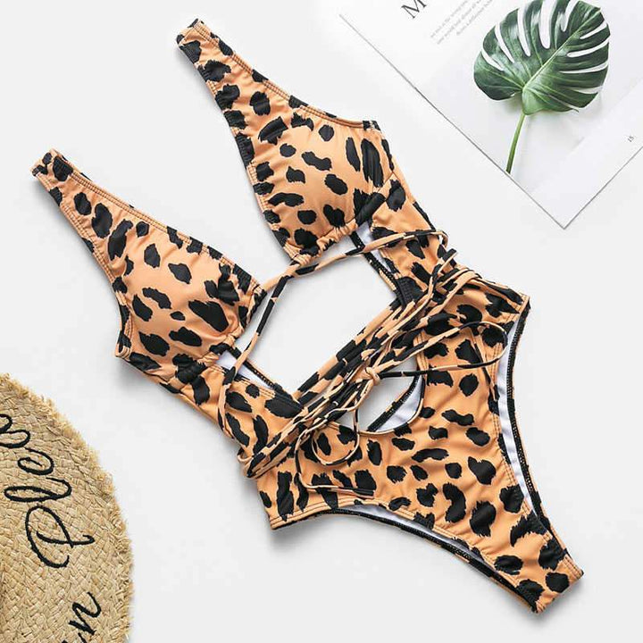 Damskie monokini z wycięciami i animal printem. Seksowna moda plażowa, idealna na lato i wakacje.