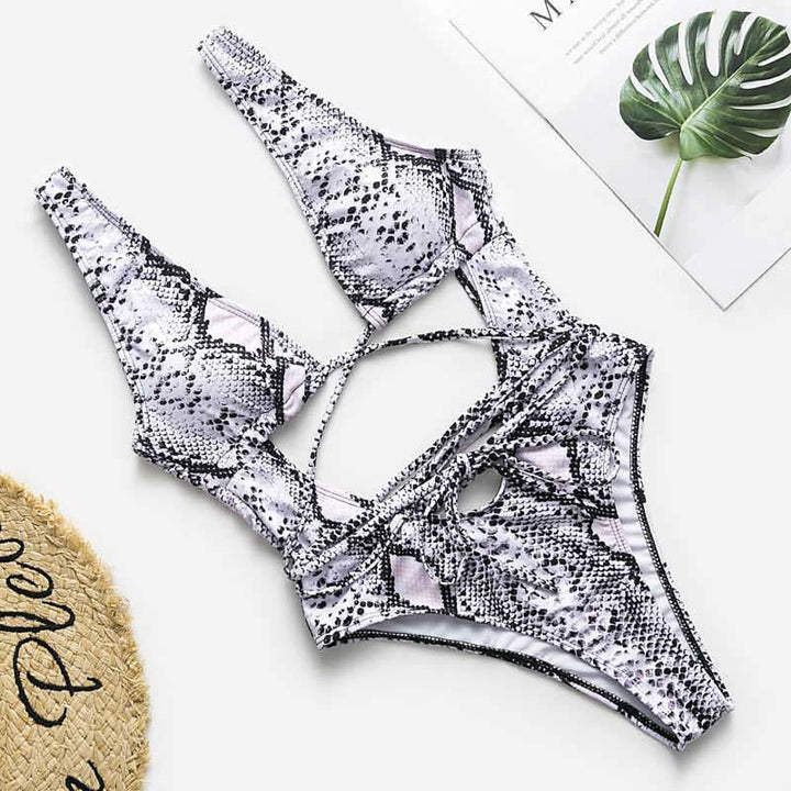 Modne monokini damskie z odważnymi wycięciami, animal printem i wiązaniem. Idealne na słoneczną plażę.