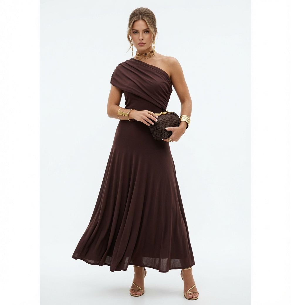 Damska plisowana sukienka maxi na jedno ramię, idealna na lato i eleganckie wyjścia.