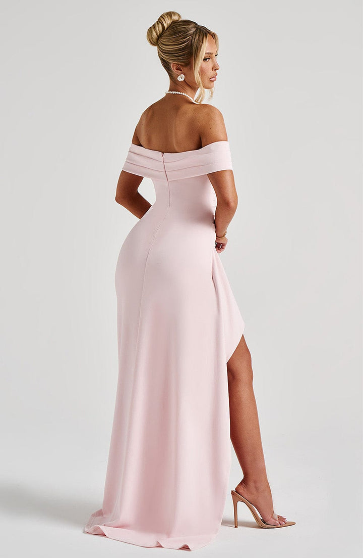 Wieczorowa sukienka damska maxi z wysokim rozcięciem i odkrytymi ramionami. Elegancka i kobieca.