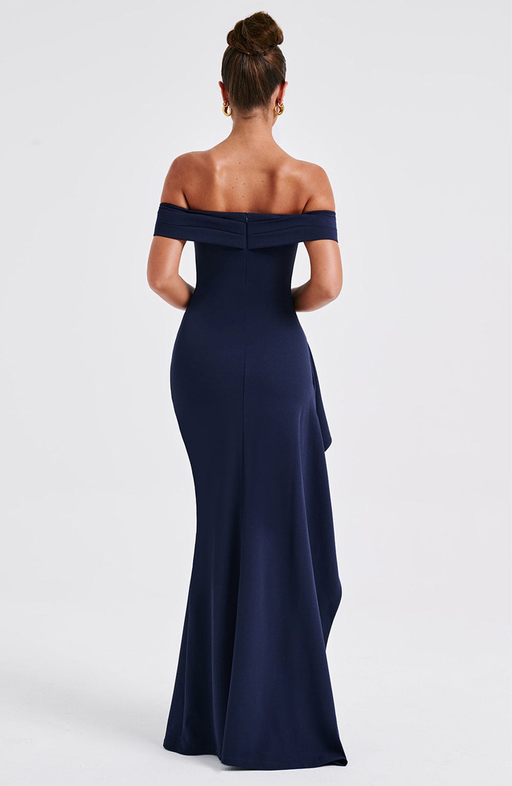 Sukienka imprezowa maxi, odkryte ramiona, marszczenia, seksowne rozcięcie. Must-have na lato.